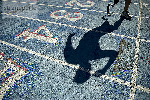 Ein Athlet bereitet sich mit seiner Laufprothese auf das Leichtathletiktraining vor.