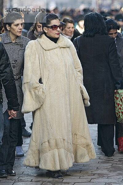 Frau im Pelzmantel beim Einkaufen in Baku  Aserbaidschan.