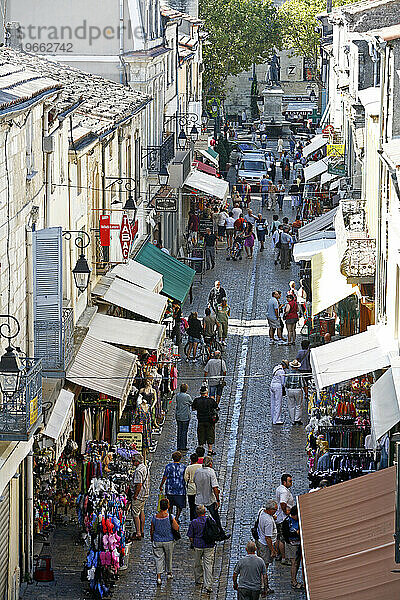 Straßenszene innerhalb der Stadtmauer von Aigues Mortes  Provence  Frankreich.