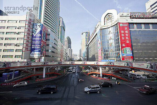 Verkehr in der Innenstadt von Urumqi  Xinjiang  China.