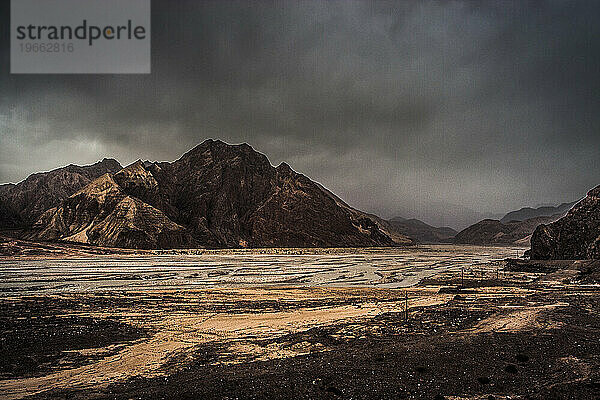 Berglandschaft mit ausgetrocknetem Fluss.