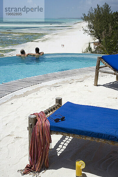 Zwei Personen in einem Pool in Sansibar.