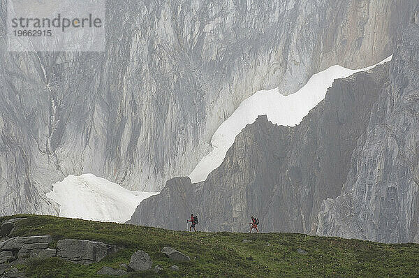 Zwei Wanderer in der alpinen Tundra.