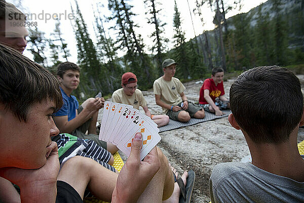 Payden Sternkopf überprüft seine Hand während eines Kartenspiels im Camp am Douglas Lake am dritten Tag der Wanderung der Truppe durch die Eagle Cap Wilderness im Nordosten Oregons.