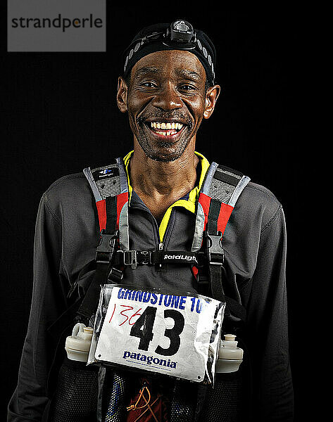 Porträt eines Ultramarathonläufers kurz nach Abschluss des Grind Stone 100 Mile Ultramarathons in Swoope  VA  Freitag  0. Oktober