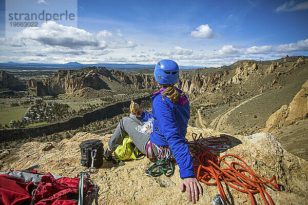 Klettererin isst und entspannt auf einer Klippe im Smith Rock State Park  Oregon  USA