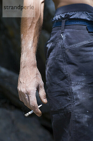 Ein Felsbrocken macht in Nederland  Colorado  USA  eine Pause  um eine Zigarette zu rauchen. (Nahaufnahme)