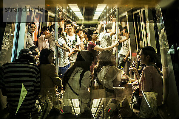 Vollgepackter U-Bahnwagen in Asien.
