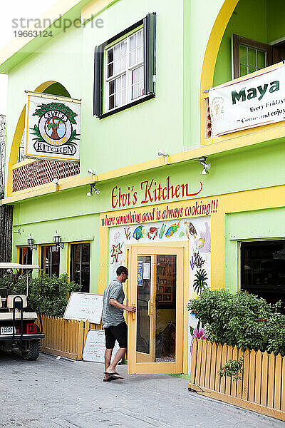 Ein Mann geht in ein lokales Restaurant in San Pedro  Belize.