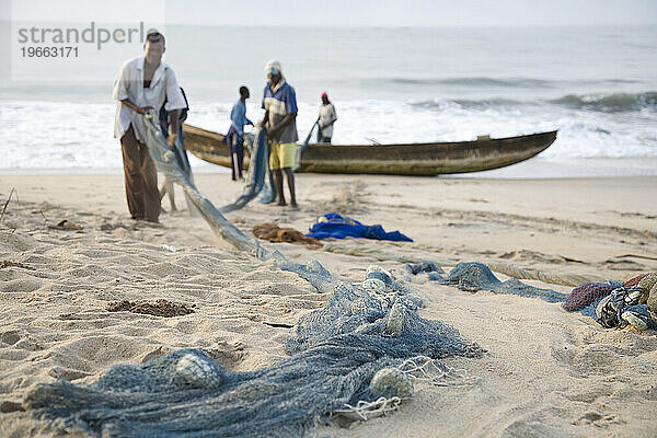Ghanaische Fischer ziehen Netze (flacher Fokus)