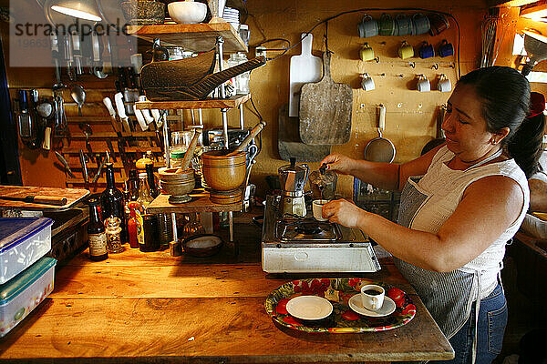 Eine Frau gießt Café im Restaurant Playa De Los Artistas  Montezuma  Halbinsel Nicoya  Costa Rica.