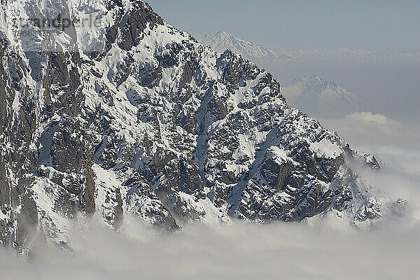 Schneebedeckte Albroz-Berge nördlich von Teheran  Iran.