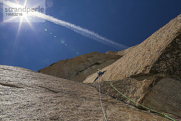 Eine französische Bergsteigerin  die im Voie Petit  Grand Capucin  Mont-Blanc-Massiv klettert.