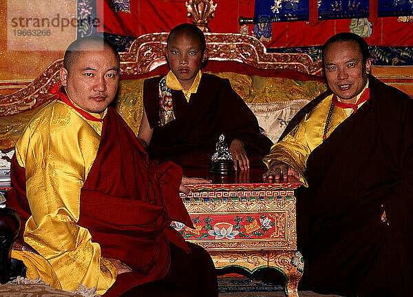 Seine Heiligkeit Gyalwang Karmapa mit seinen Lehrern  Tschurpu  Tibet.