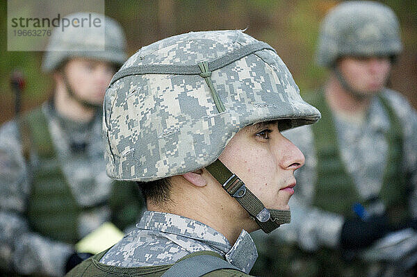 Soldaten hören sich einen Einsatzbefehl an  bevor sie während einer Feldübung zum Einsatz aufbrechen.