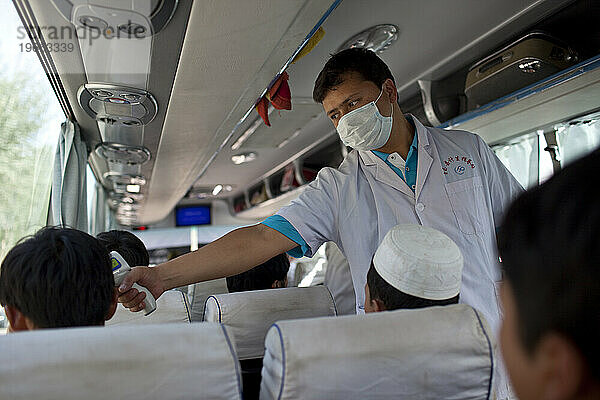Test auf das H1N1-Virus in einem Bus in der Nähe von Khotan  Xinjiang  China.