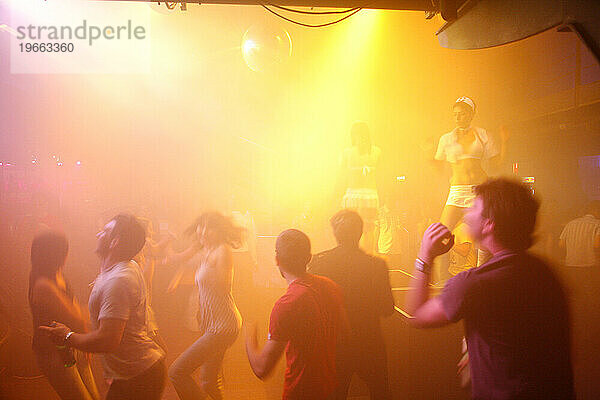 Menschen tanzen im Nachtclub Duplex  Nove Mesto  Prag  Tschechische Republik.