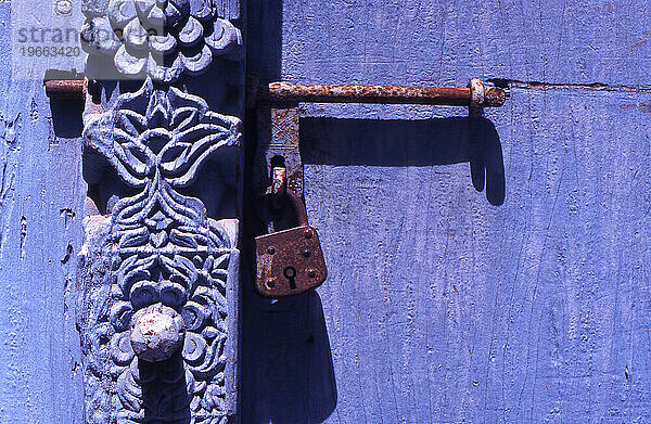 Detail einer Holzgravur an einer verschlossenen Tür in Stone Town  Sansibar  Tansania.