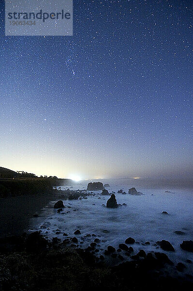 Blick nach Süden entlang der zerklüfteten Küste von Sonoma in Richtung Bodega Bay bei Nacht mit Sternen am Himmel  Kalifornien.