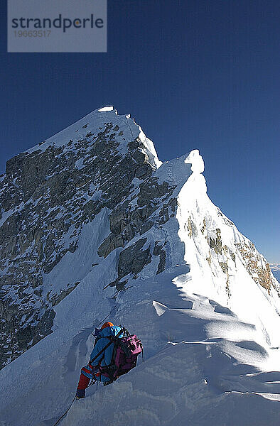 Ein Bergsteiger auf der Hillary Step des Everest.