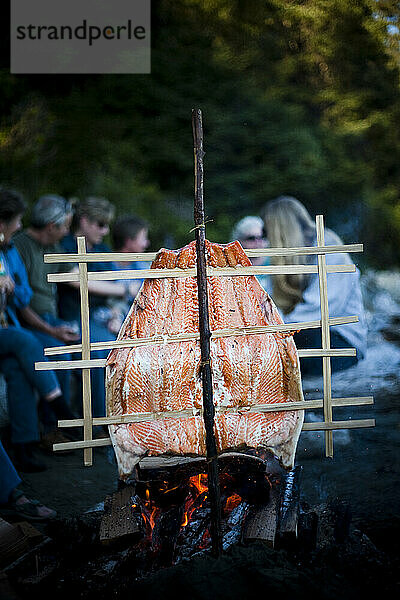 Lachs wird im Stil der Ureinwohner über offener Flamme zubereitet.