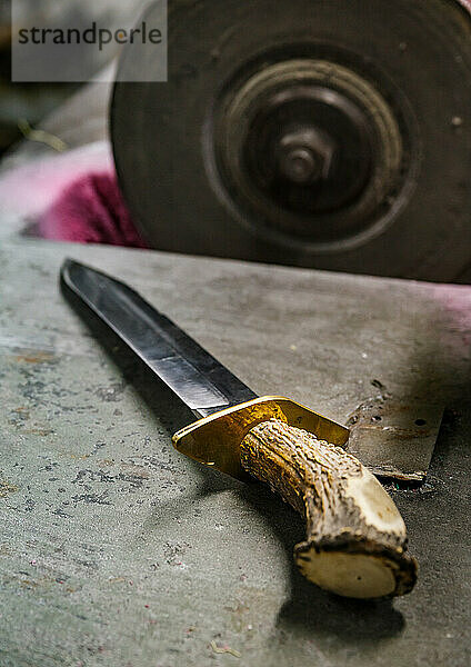 Schärfen von Messern mit Schleifstein in der Werkstatt von Villajoyosa