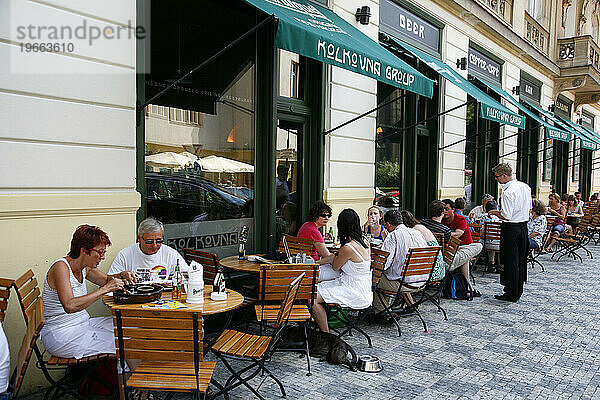 Menschen sitzen im Café und Restaurant Kolkovna in der Vezenska-Straße  Josefov  Prag  Tschechische Republik.