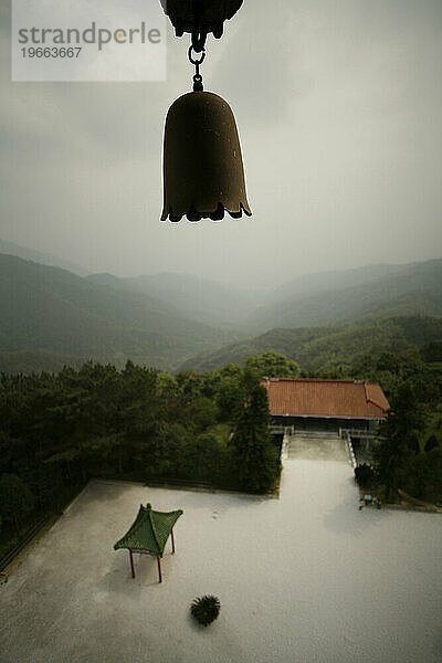 Vom Dach der Tsen-Pagode hängt eine Glocke mit Blick auf die umliegenden Hügel. Sonne-Mond-See  Taiwan.