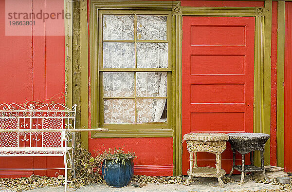 Ein rotes Gebäude in Santa Fe  New Mexico.