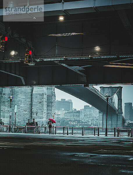 Person Regenschirm Farbe rot Ansichten Brooklyn Bridge New York City