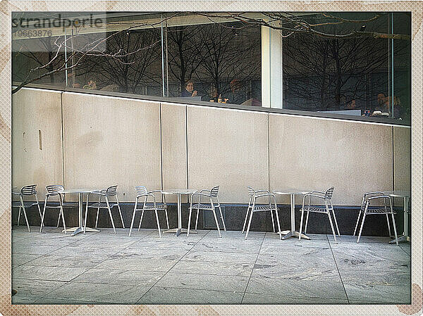Sitzgelegenheiten im Freien an einem kalten Tag