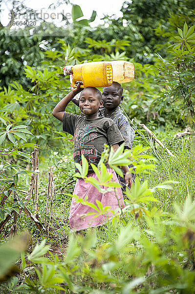 Kinder holen Wasser in Uganda