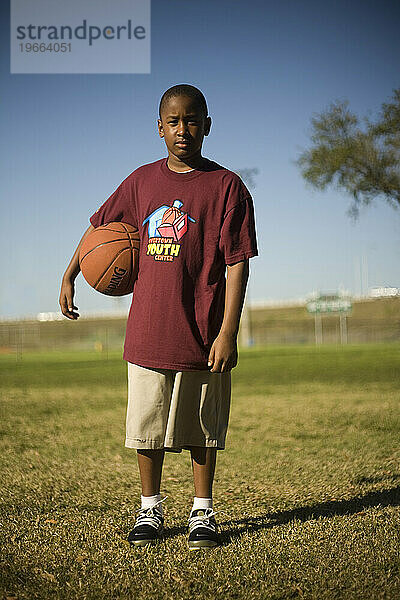 MIAMI  FLORIDA. Terrance Penn steht für ein Umweltporträt vor dem Overtown Youth Center. MIAMI  FLORIDA. Terrance Penn hält einen Basketball auf dem Boden der Turnhalle