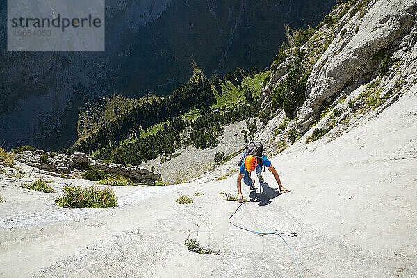 Klettern einer kostenlosen Route im Canfranc-Tal  Pyrenäen.