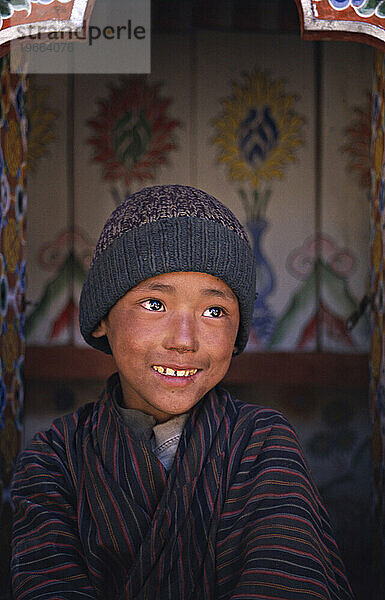 Ein Junge lächelt in Paro  Bhutan.