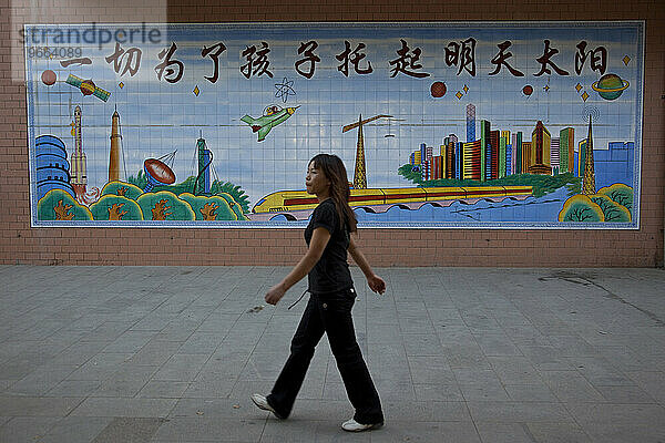 Futuristisches Wandgemälde in Dunhuang  Gansu  China.