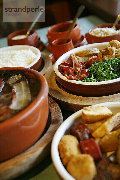 Feijoada  traditionelles brasilianisches Gericht im Restaurant Bolinha  Sao Paulo  Brasilien.