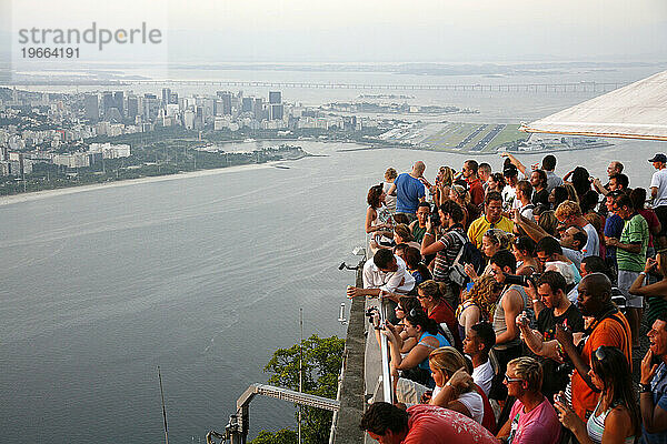 Menschen auf dem Gipfel des Pao Asucar oder Zuckerhuts mit Blick über die Stadt  Rio de Janeiro  Brasilien.