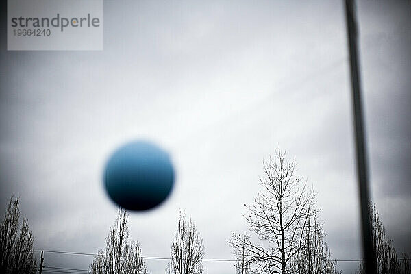 Ein Tether-Ball schwingt auf einem Schulhof.