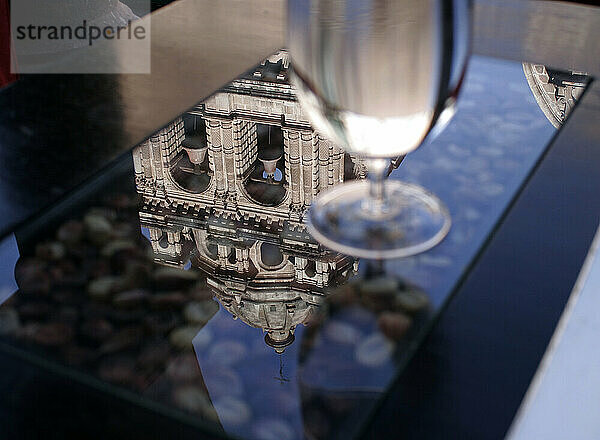 Der Glockenturm der Kirche La Merced spiegelt sich auf einer Glastischplatte in einem Restaurant. Cuzco  Peru.