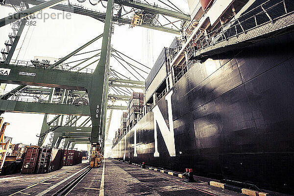 Containerschiff liegt in Singapur