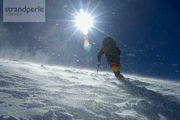 Ein Bergsteiger kämpft gegen starken Wind auf Gurla Mandhata  Tibet.