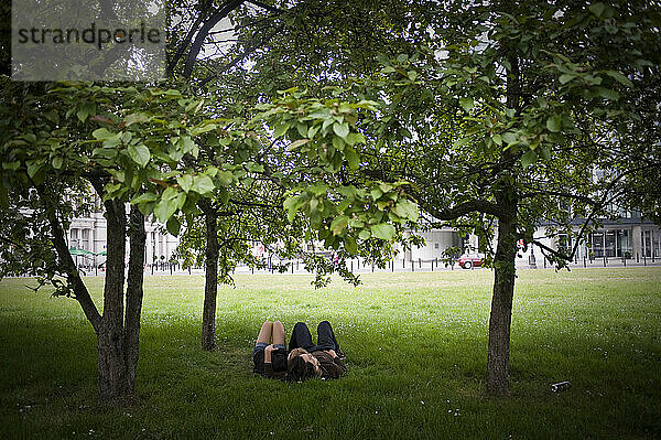 Im Saxon Gardens  der im 18. Jahrhundert als erster öffentlicher Park der Stadt erbaut wurde  finden Freunde und Verliebte Ruhe. Der Park wurde Versailles nachempfunden und ist voller Reproduktionen