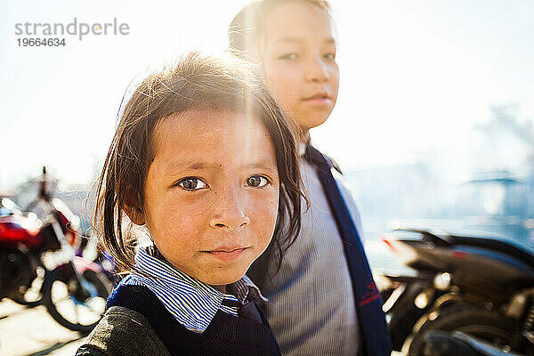Nepalesisches Schulmädchen im Pashupatinath-Tempel