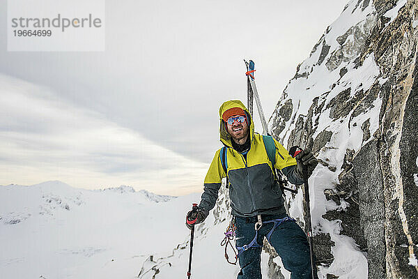 Porträt eines glücklichen Skibergsteigers  der einen Tag in den Bergen genießt