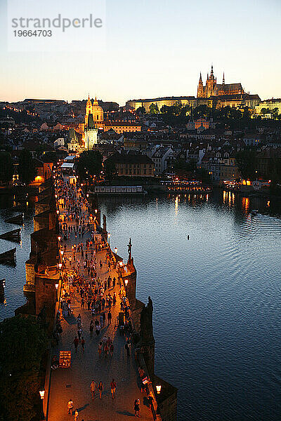 Blick über die Karlsbrücke  das Schloss und den Veitsdom bei Nacht  Prag  Tschechische Republik.