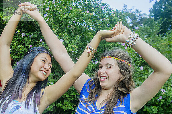 Teenager-Mädchen tanzen und lachen zusammen