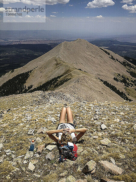 Julia Buckwalter entspannt sich auf dem Gipfel des Tomasaki-Gipfels La Sals in Utah