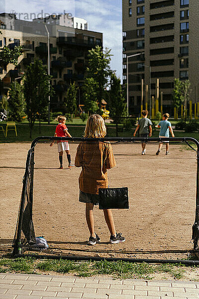 Teenager spielen Fußball auf dem Fußballplatz der Schule.