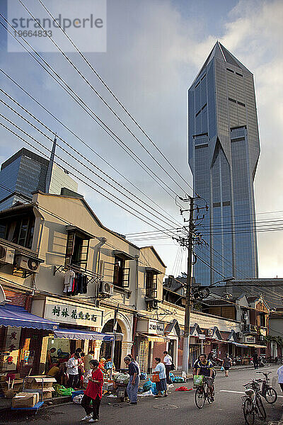 Marktstraße und Hotelturm in Shanghai  China.